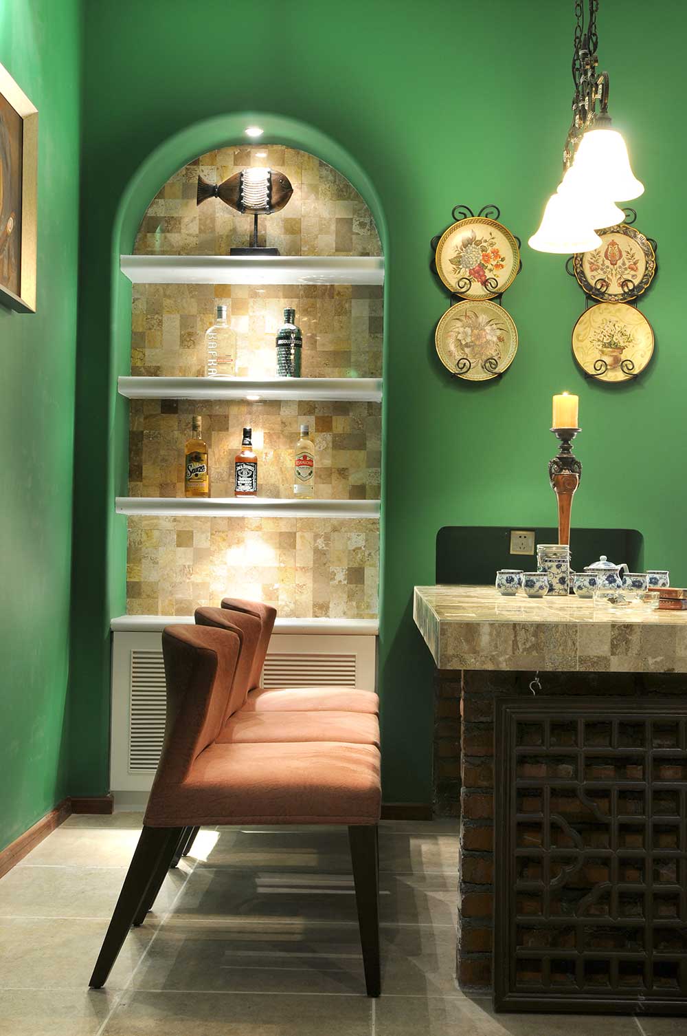 盘子装饰墙面优雅复古，绿色墙面搭配暗红色的餐椅碰撞出时尚感。