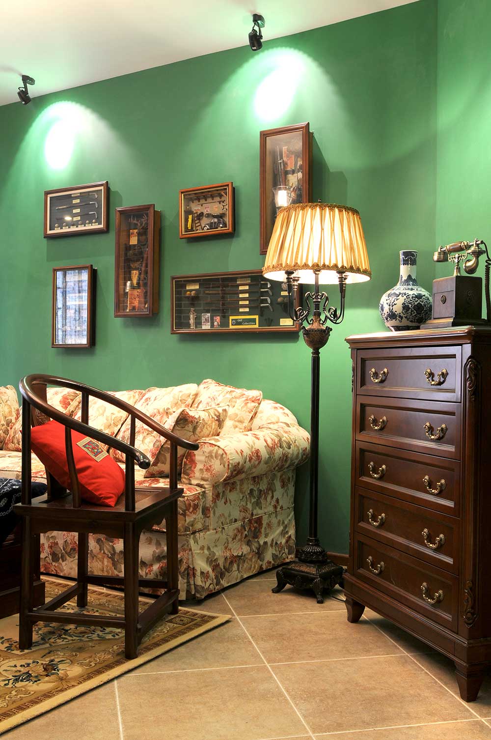 美式风格的原木收纳柜和传统中式的木椅混搭出了雅致的风情。