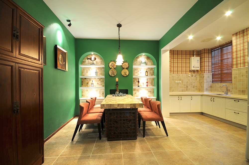 绿色基调的餐厅设计十分复古，复古的吊灯、复古的装饰品，墙上镂空的拱形装饰柜，实用美观。