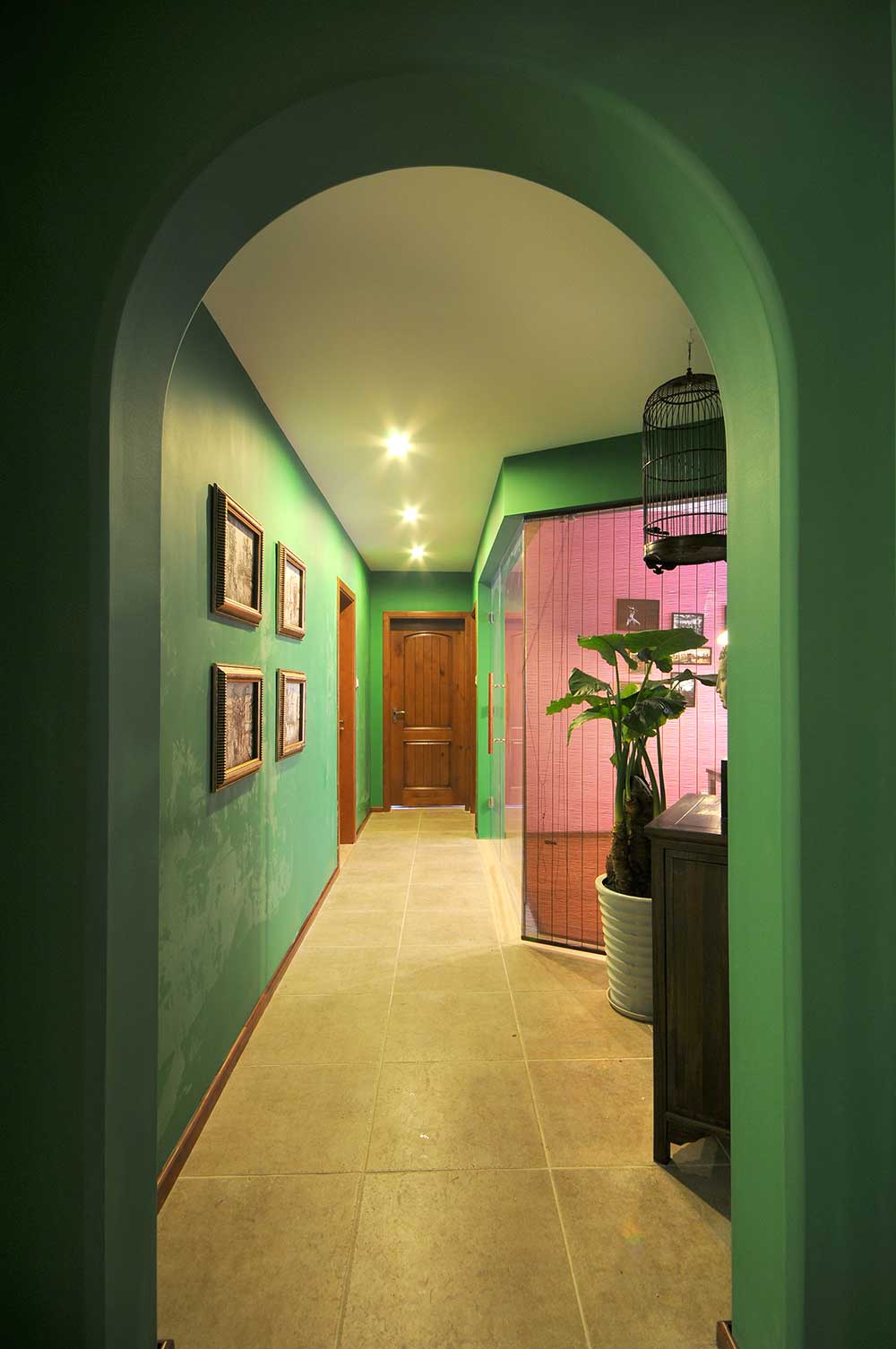 拱形门框给过道带来些许优雅，复古画装点过道走廊丰富整个空间。