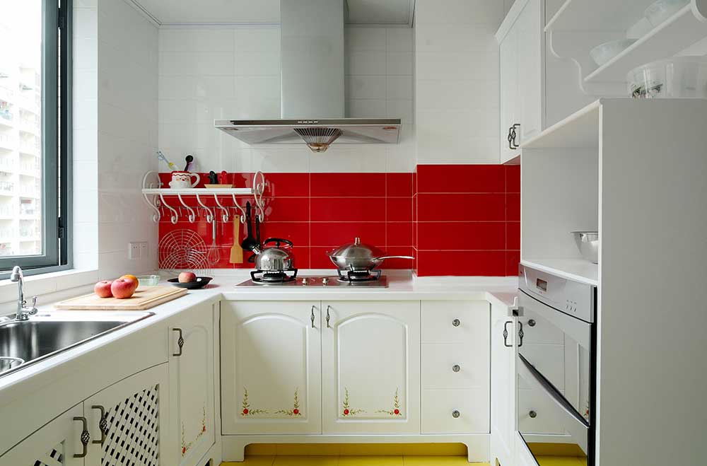 即使是一个小的转不开身的厨房，也要设计的优雅。美式小花装点的橱柜精致优雅，红色的墙砖提亮空间。