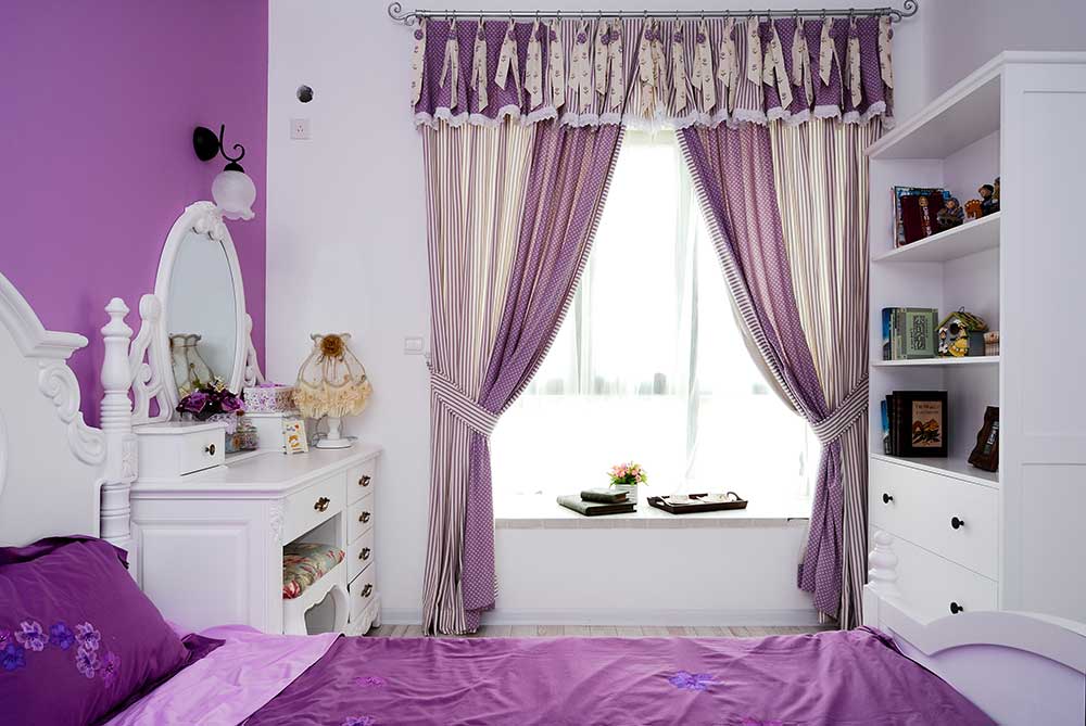 浅紫色的卧室好像掉进了薰衣草的世界，精致纯白的家具搭配的恰到好处。