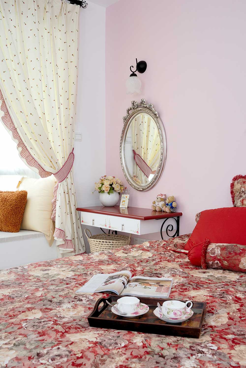 公主房少不了粉色的装饰，稍显艳丽的红色床面装饰不显俗气。