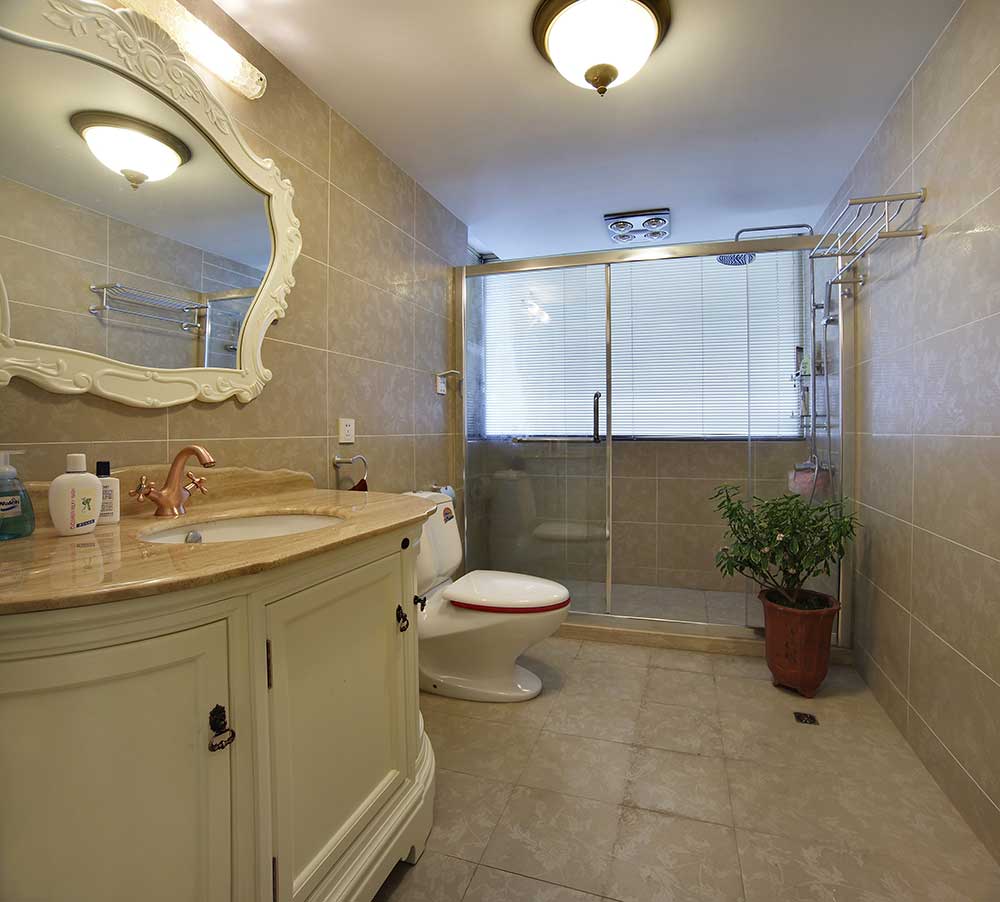 次卧也独立配了一个卫生间，浴缸用淋浴房取而代之，比较有特色的是浴室柜和镜子，浓浓的欧式风情。