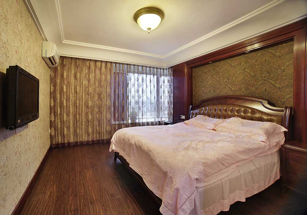 主卧室与一楼客厅的风格相似，深金色的卧室吸顶灯，简单大方，没有浮夸的装饰元素。
