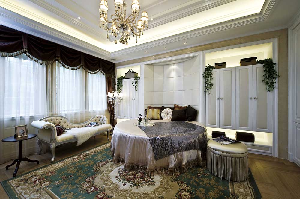 创意的圆形卧室床，大胆释放自己的睡姿，精致浪漫的布置打造出公主房般的感觉。