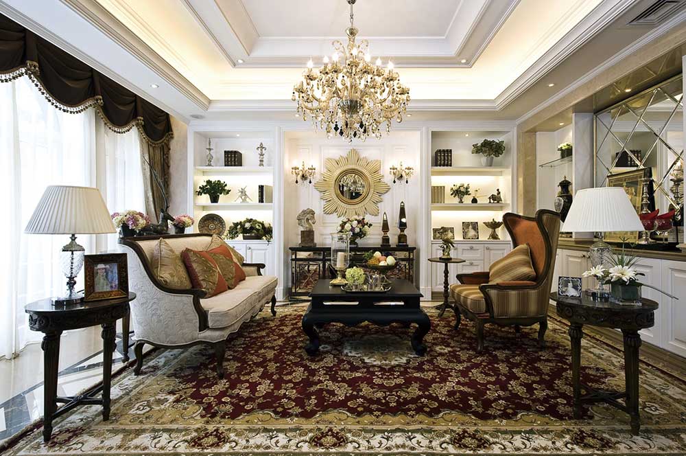 客厅华丽的布置让人眼花缭乱，古典的花纹遍布在地毯和家具上，奢华大气。