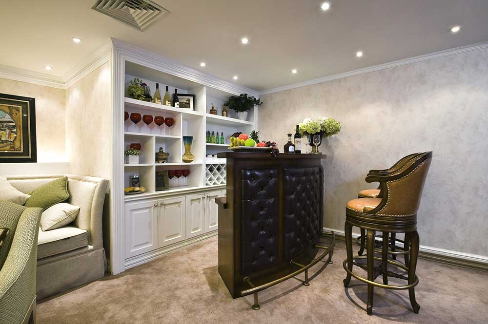 吧台装修是家装设计中必不可少的空间，专业的吧台设计，提供了贮藏空间，方便又时尚。