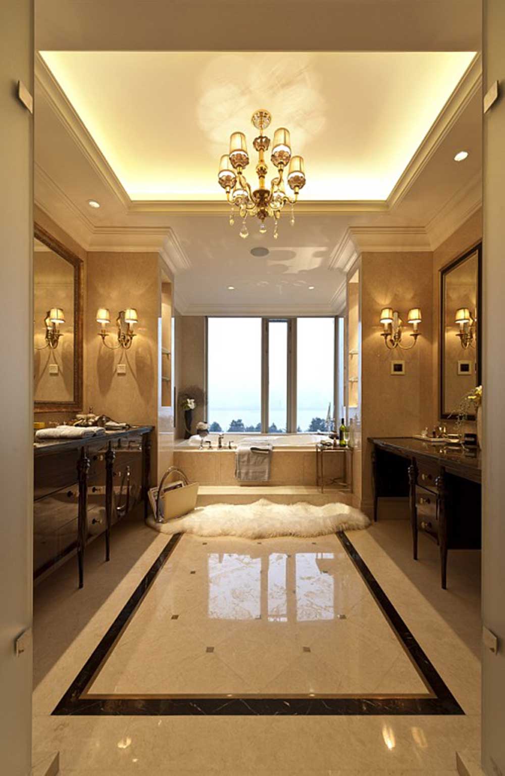 卫生间的空间很大，有一个靠窗浴缸，再往外有梳妆台和洗漱区，功能分区很清晰。壁灯增加了欧式的奢华感受。