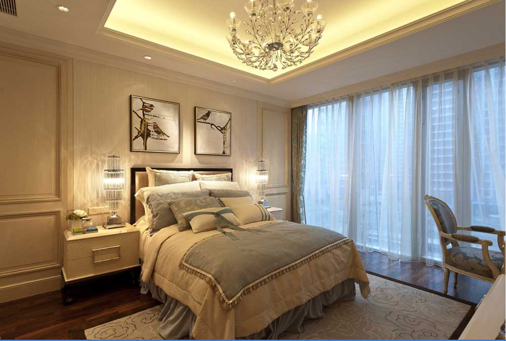 次卧的观感给人一种温馨自然清新的感受，吊灯也很简约，白色的墙面装饰，让整个次卧很纯洁很清新。
