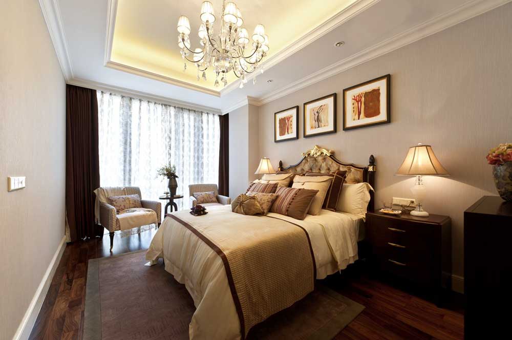 客房的装修相比主卧简单许多，地毯的颜色与主卧有所区分开，采用灰褐色的地毯。床头的挂画抽象，增加现代感。