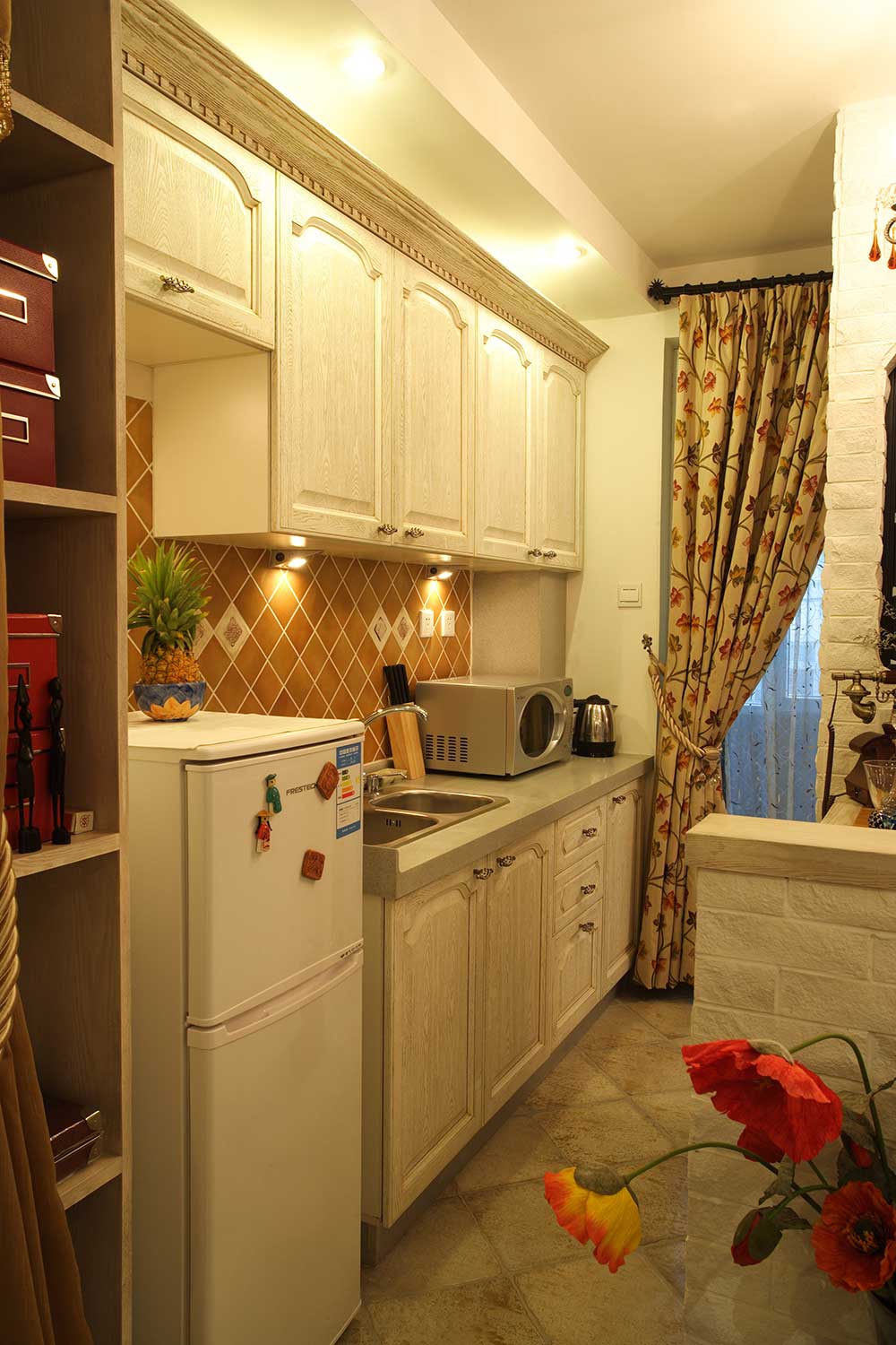 厨房面积不大但能满足最基本的操作空间，上下吊柜的设计增加收纳功能。