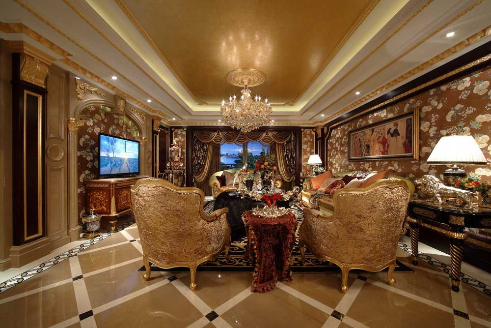 客厅金灿灿，吊顶镀金、沙发椅子也是金边包围，金色的布艺，还有金色的装饰条，装修在各个角落。