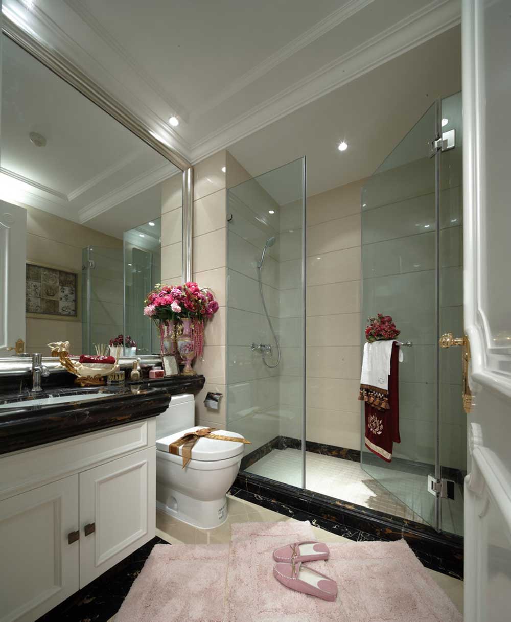 卫生间的装修更加的透明清爽，大面的镜子让空间通透，还有毛绒绒的粉色地毯。