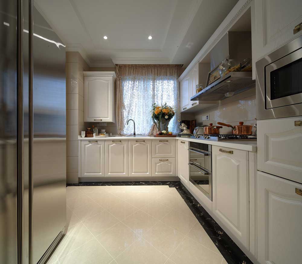 厨房的装修可以说是很简洁。纯白色的橱柜让人感觉干干净净的，特别的清爽和洁白。