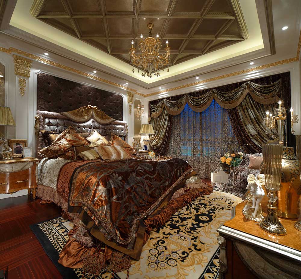 主卧装修的就很富丽堂皇了，稍轻的古典主义，堆叠出来的奢华与富贵。