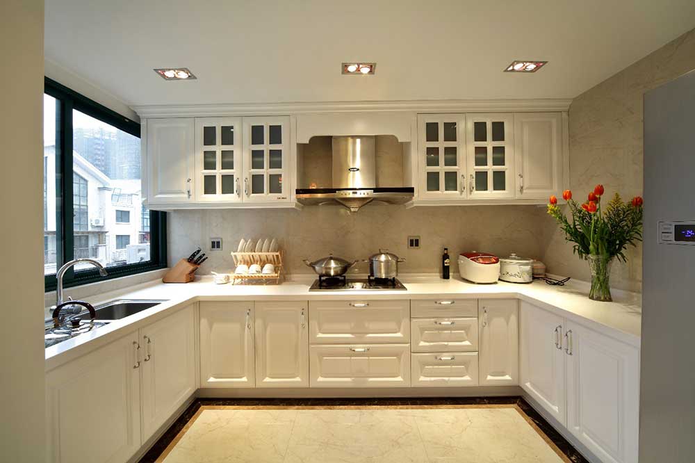 厨房橱柜纯白色，看上去很整洁干净和舒适。厨房给人一种天然去雕饰的亲切感。