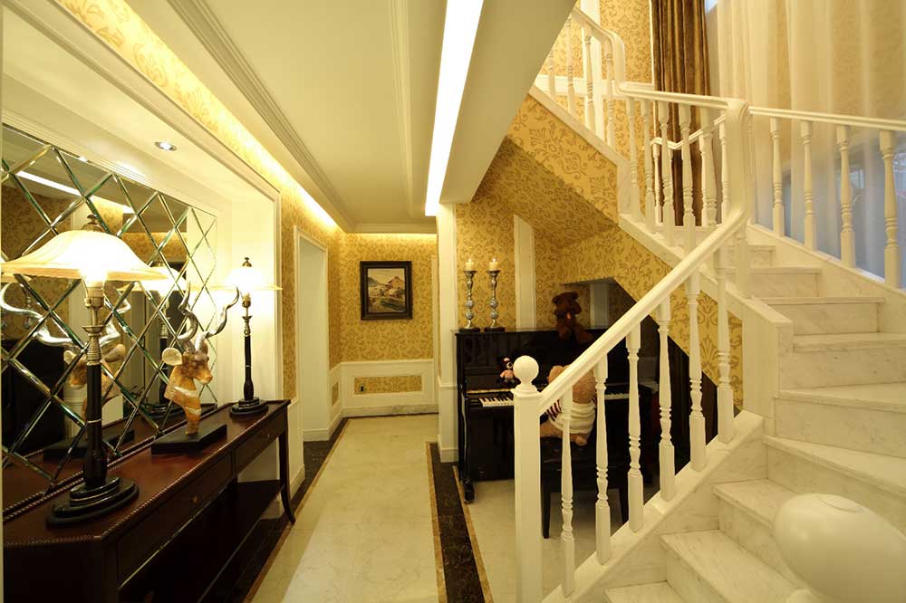 楼梯地面采用白色大理石装饰，扶手是纯白色的木制扶手，犹如步入神圣的殿堂。