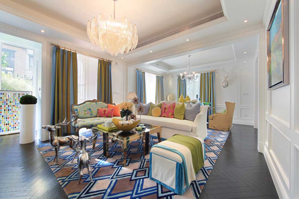 客厅设计混搭了各种风格，雅致的水晶灯、精美的小鹿装饰精致典雅，个性花纹的地毯将客厅打造的更为活泼。
