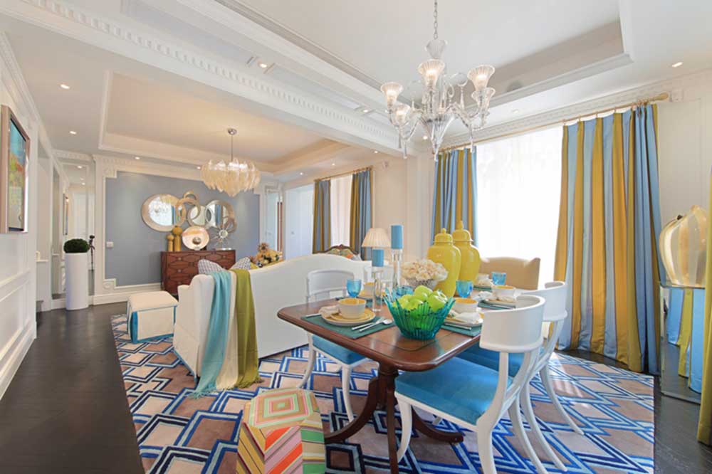 客厅后方是餐厅，沿袭了客厅整体的蓝色设计，餐厅选用了清爽的浅蓝色装饰，淡雅温馨。