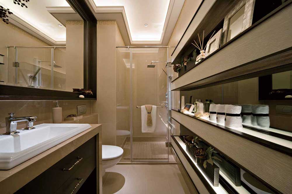 卫生间的装修就好像酒店中一般，洗漱用品有足够的空间摆放，干湿分离装潢。