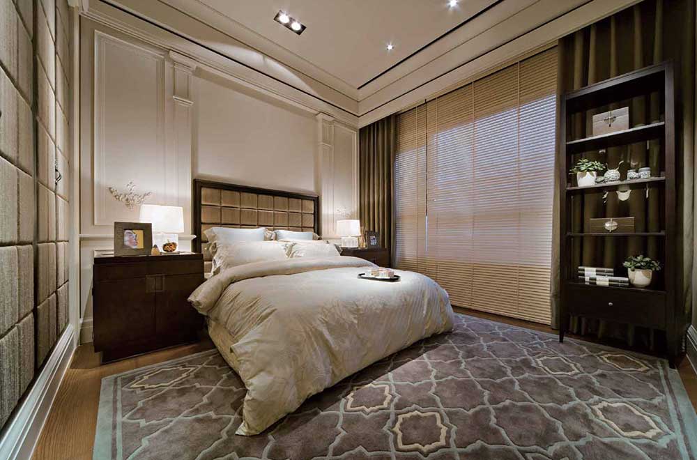 次卧室的功能区就比较单一，窗帘非常有特色，古色古香、若隐若现。装饰柜上摆几盆绿植，很环保。