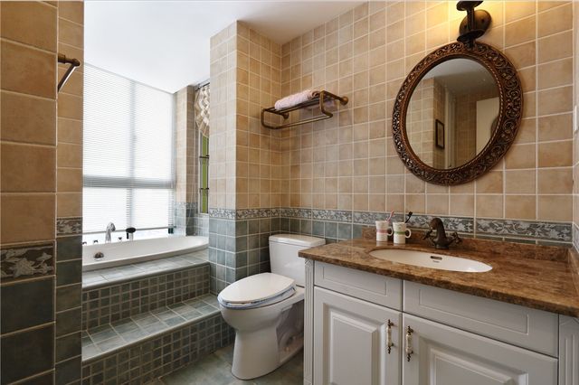 美式风十足的卫生间，黄色和蓝色壁砖将墙面拦腰切断，踏步式浴缸极富格调。