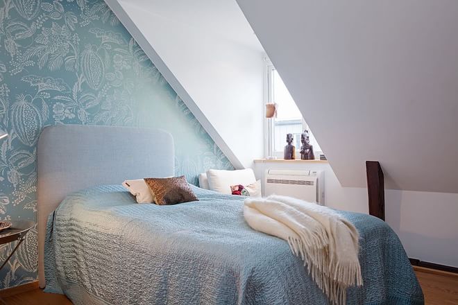 卧室的整个空间以蓝白色为主调，宅主可以站在床边欣赏美景。