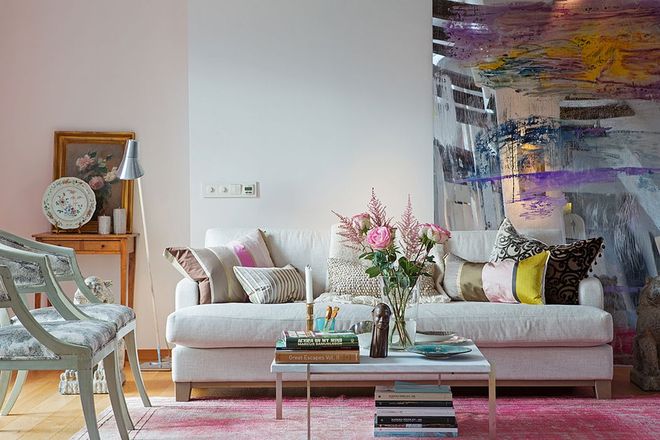 本案一改传统阁楼的低沉，采用暖色调增加空间亮度，沙发背景墙的炫彩油画与粉红色地毯相互照应。