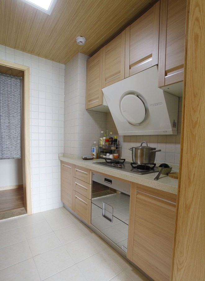 白色格子瓷砖搭配原木色壁橱，用布帘作为门板，更加体现出日系风格。
