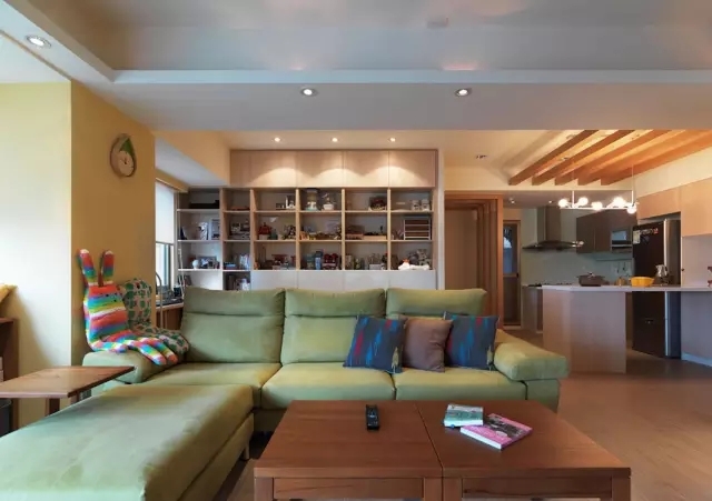现代风格是比较流行的一种风格，非常注重居室空间的布局与使用功能的完美结合。绿色的布艺沙发，搭配原木色家具,使人来到了小森林般的家。