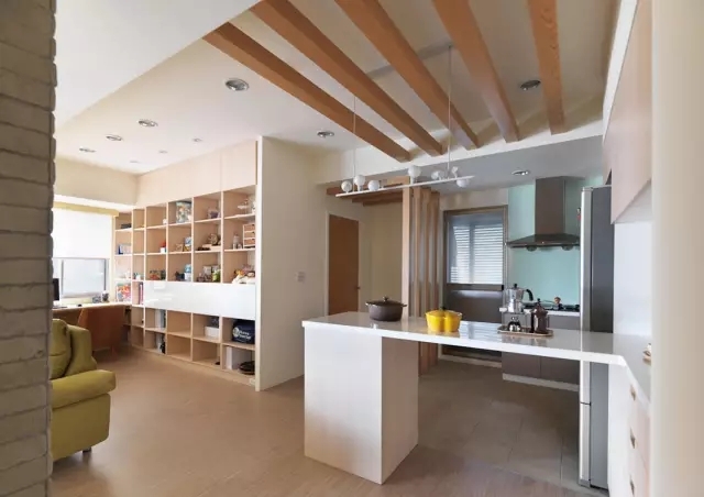 开放式厨房和餐厅，极具现代简约风格，间隔有序的木质吊顶，瞬间提升厨房气质。