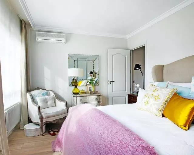 充分体现西班牙风格的卧室，复古的单人沙发，粉色的毛毯，低调中不失奢华。