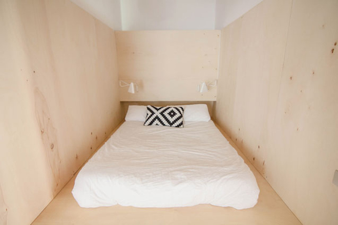 卧室设置在由原木板材装饰的狭小空间里，干净舒适，是解压良品。