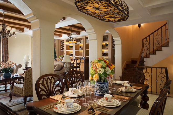 美式风格显著的餐厅，深棕色木质桌椅增添了一次沉稳。