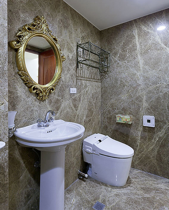 卫浴设备以复古华丽的古铜金镜面装饰，塑造视觉亮点。
