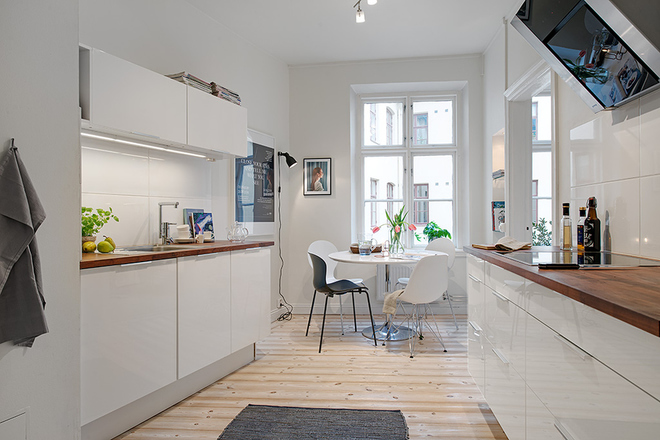 开敞式的白色厨房，简单明亮。