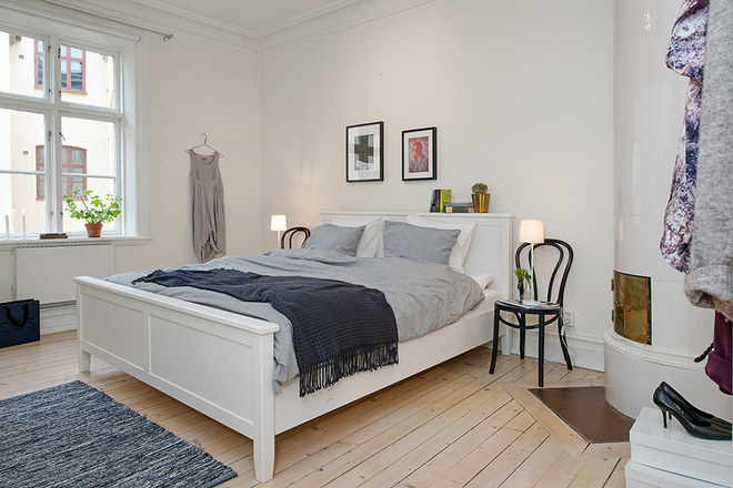 简洁大方的白色平板床，搭配白灰布艺被单，仿佛静静的如梦境一般。
