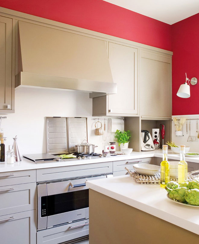 厨房墙壁的一抹红色为食物添加了一丝温度，岛型厨房的设计时尚潮流。