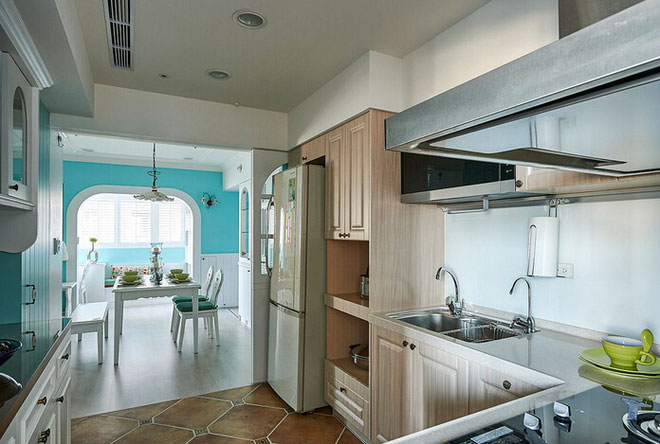 开放式U型厨房，用原木色板材搭建，原始自然。
