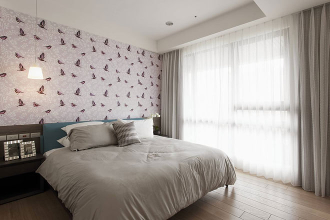 充沛的阳光透过浅色窗帘漫射在床单上，紫色墙纸散发出一丝丝温度。
