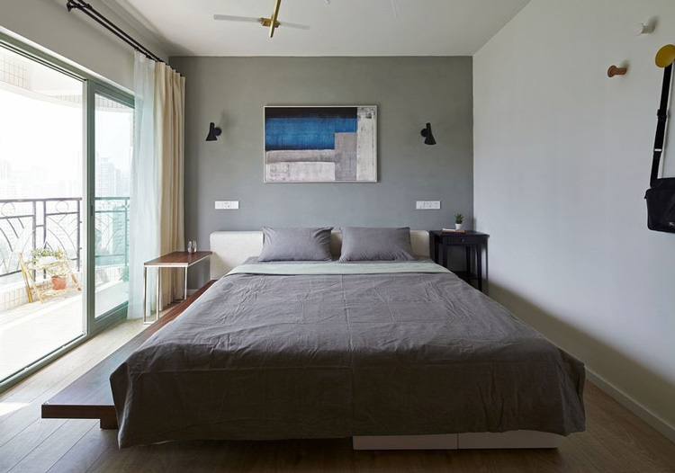 宜家风在卧室稍有凸显，简单清新，灰色床单符合客厅的水泥墙面，个性雅致。