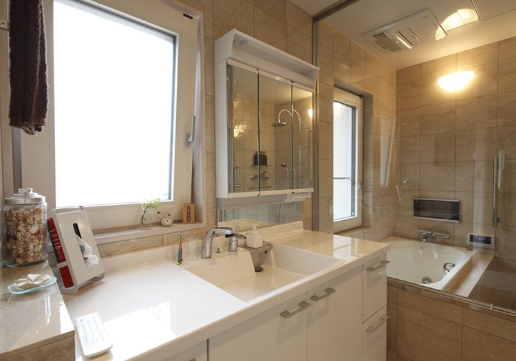空间虽狭小，却功能丰富，洁白浴室柜和浅黄色墙砖是一种暖心的搭配。