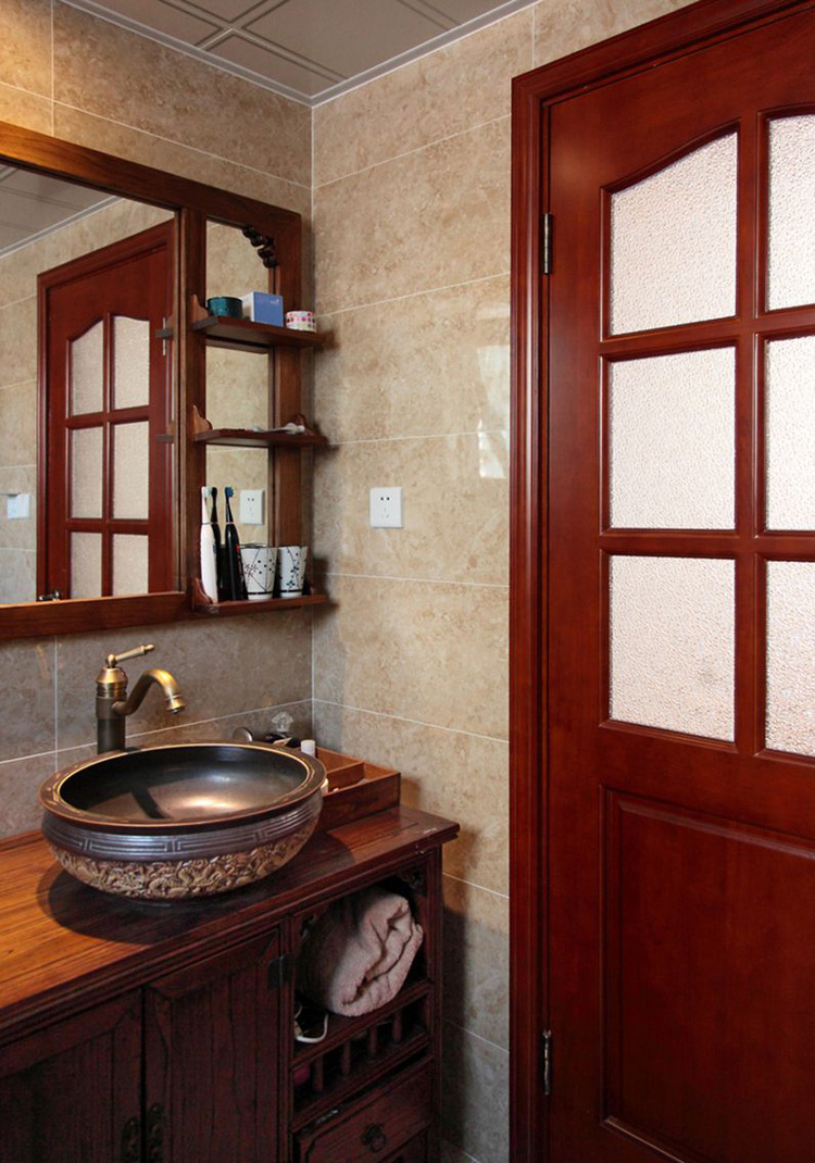 卫生间古色古香，铜色盥洗盆的存在好像融入了中式韵味。