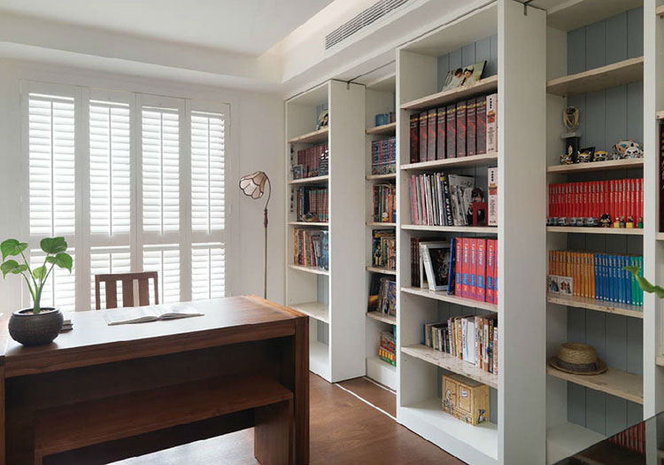 沉稳的家具搭配白色书架，却显露出一丝活泼可爱的气息。