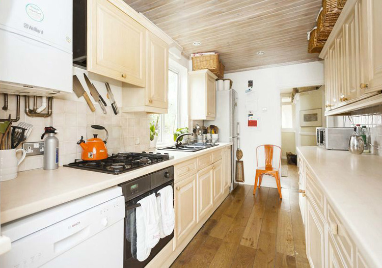 一字型厨房，功能齐全，像极了维尼小熊的可爱厨房。