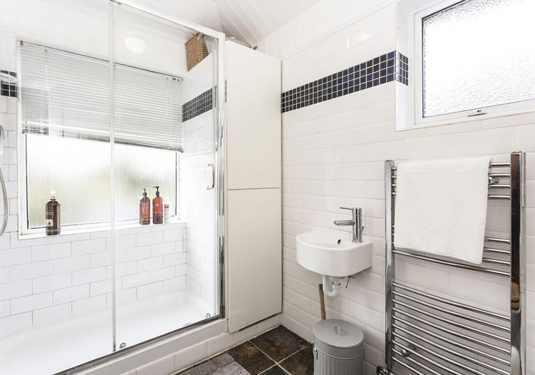 为营造出干净洁白的卫生间，以白色系为主是最简单的做法。