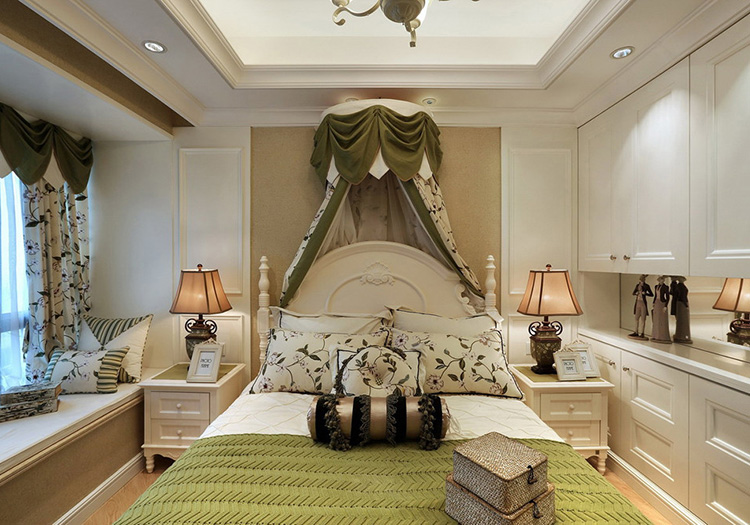 次卧依旧是淡绿色蕾丝公主房，平淡中富有野性。
