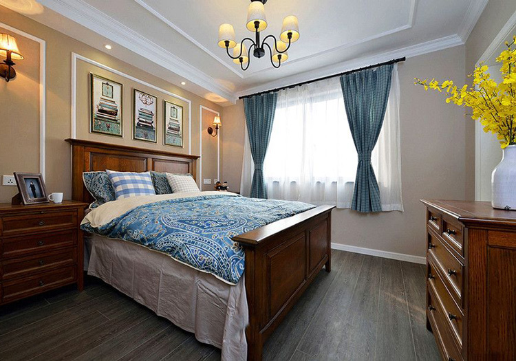 美式风格在卧室中尽显，搭配蓝色青花瓷般的床品，混搭合宜。