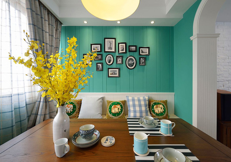 复古摩登的照片墙增加了就餐的愉悦感，桌上的黄色调让这份绿中多了份活跃的氛围。

